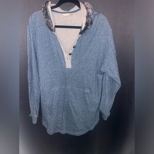 Soft surrounding hoodie with faux fur trim on hood. No tag but size is 2XL
